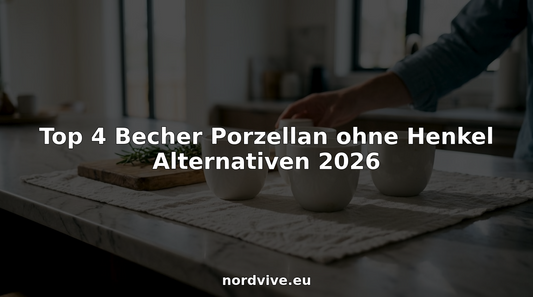 Vier schlichte Porzellanbecher ohne Henkel stehen auf einem Holztisch.
