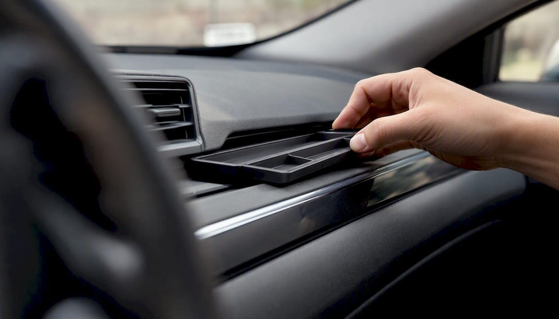 Mit einer Hand wird ein praktischer Auto-Organizer am Armaturenbrett befestigt.