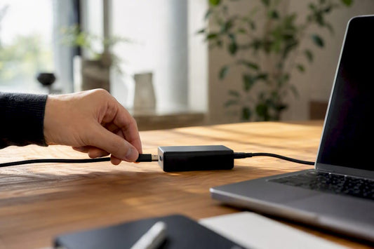 Ein USB-C-Kabel wird eingesteckt.