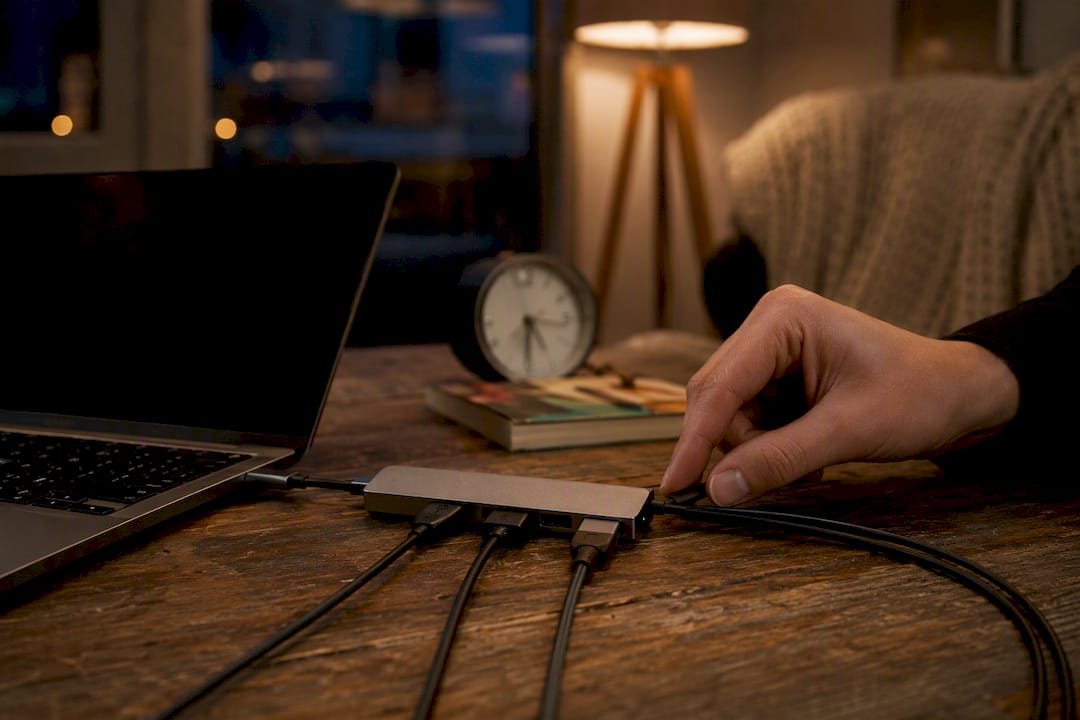 USB-C-Hub mit Kabeln auf dem Schreibtisch