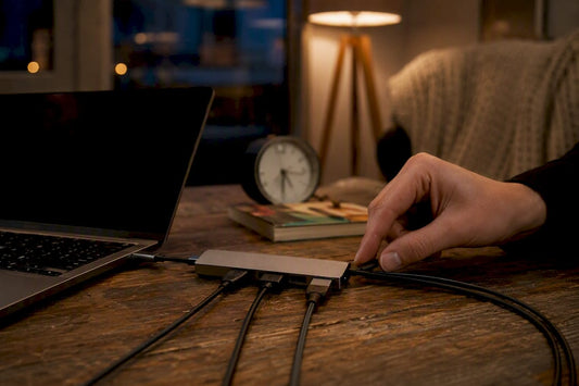 USB-C-Hub mit Kabeln auf dem Schreibtisch
