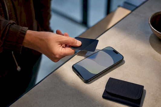 Die Smartcard wird ans Smartphone gehalten